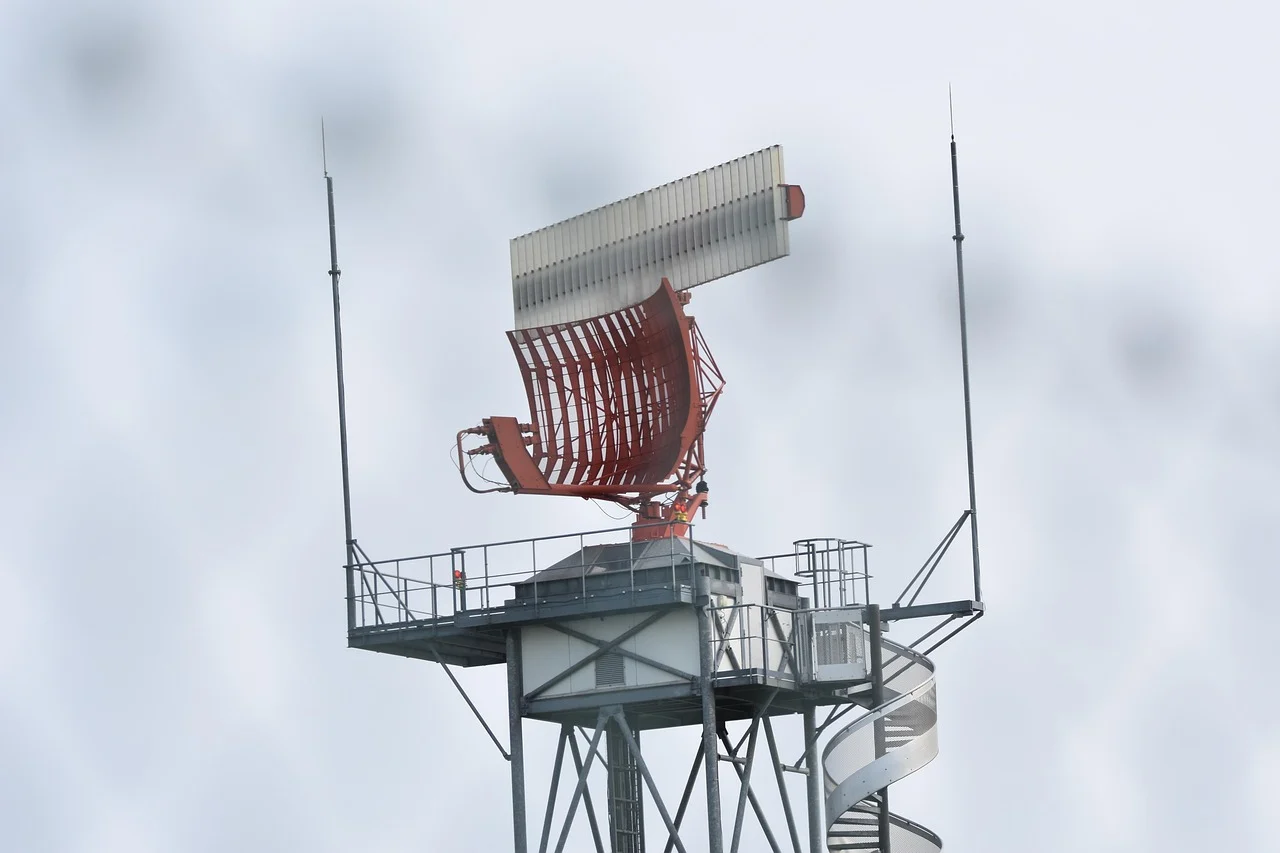 Flight tracking radar screen showing aircraft positions